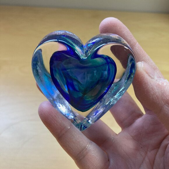 Blue and green glass heart-shaped paperweight, signed by artist - Picture 8 of 8